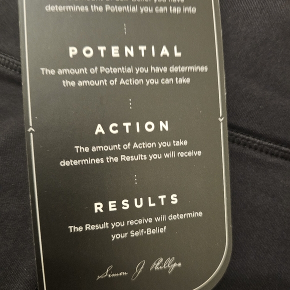 LADIES BLACK FITWEAR LEGGINGS. DESIGNED IN NEW ZEALAND. NWT. RETAILS FOR $69.99 - Picture 6 of 8